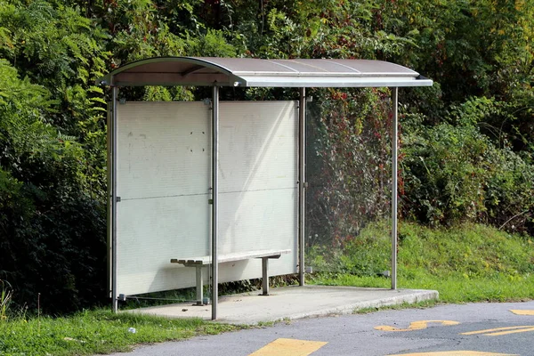Moderne Bushaltestelle Aus Metall Und Transparentem Glas Mit Holzbank Auf Stockfoto