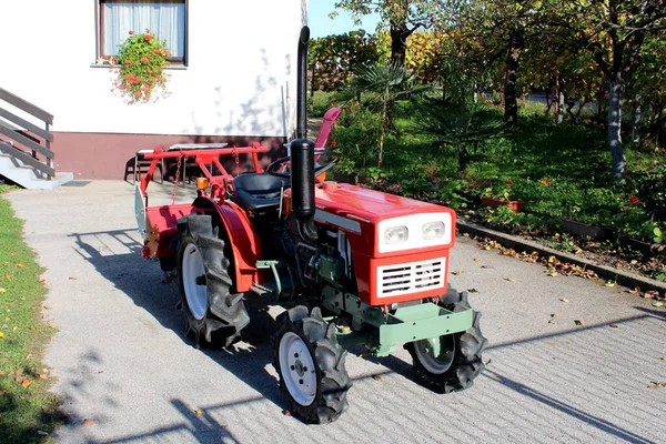 Rénové Repeint Vintage Rétro Ancien Petit Tracteur Utilitaire Compact Avec — Photo