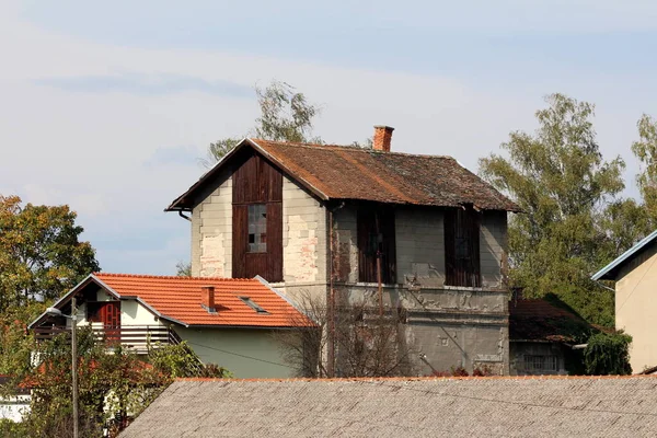 Verlassene Seltsam Aussehende Alte Gebäude Mit Zerstörtem Dach Mit Schiefem — Stockfoto