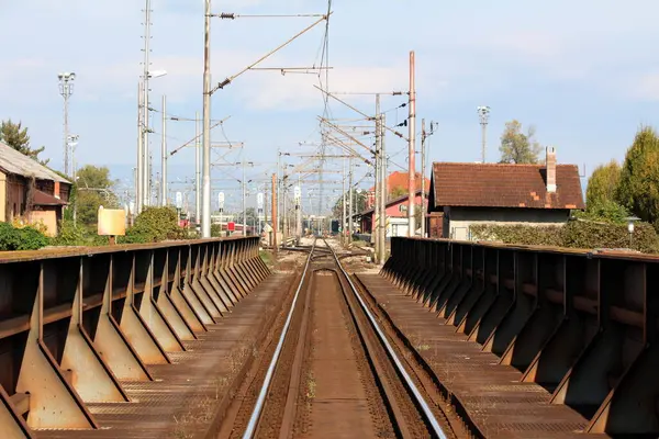 Verrostete Alte Eisenbahnbrücke Aus Metall Mit Neuen Gleisen Die Bahnhofsgebäuden — Stockfoto