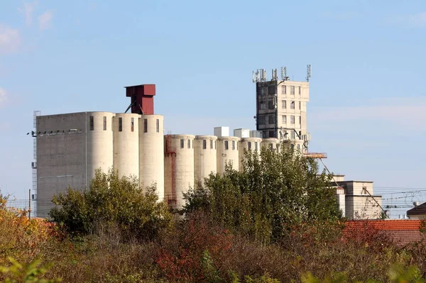 Large Industrial Complex Concrete Storage Silos Multiple Cell Phone Antennas — Stock Photo, Image