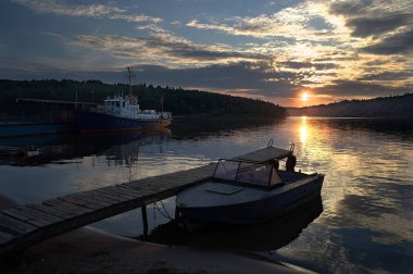 Tekne ve gemi gün batımı.