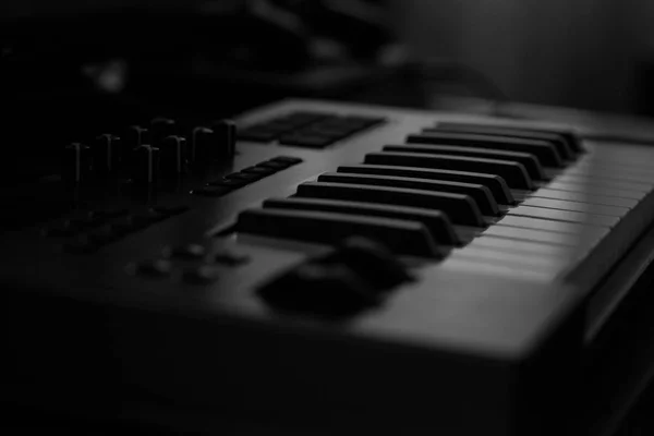 Strumento tastiera. Studio di registrazione del suono, pianoforte, lezioni di creazione musicale — Foto Stock