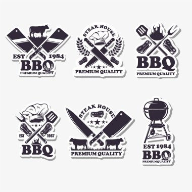 Barbekü amblemi seti. Barbekü logosu, beyaz arka planda vektör resmi, piknikte yaz tatili konsepti.