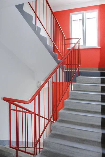 Luz de la ventana de las escaleras en un nuevo edificio de varios pisos. Entrada limpia, color naranja —  Fotos de Stock