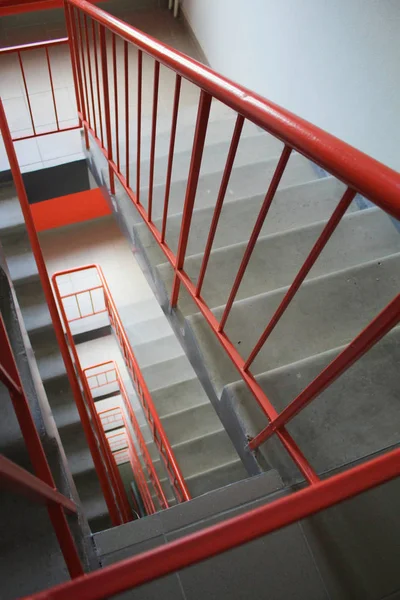 Escaleras en un nuevo edificio de varios pisos. Entrada limpia, color naranja . —  Fotos de Stock
