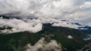 şehir ile bulutlu Dağları