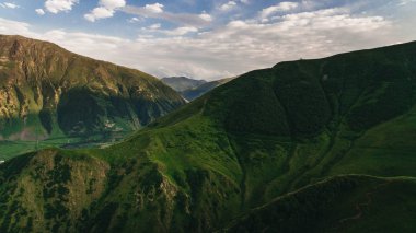 Yeşil Gürcü dağlar