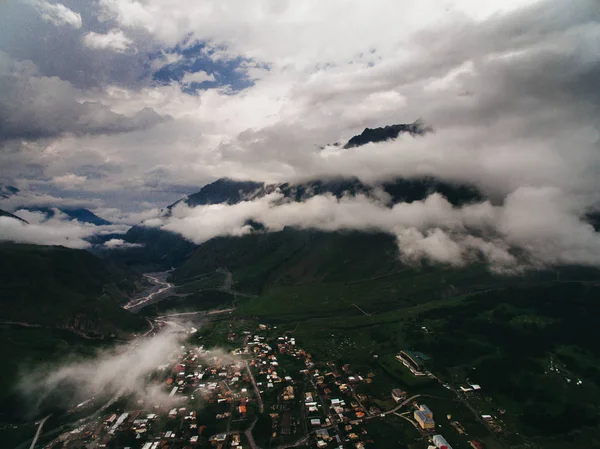 Ciudad en las montañas con nubes, Georgia — Foto de Stock