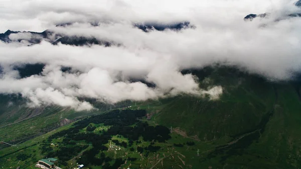 Schilderachtige bergen met wolken — Stockfoto