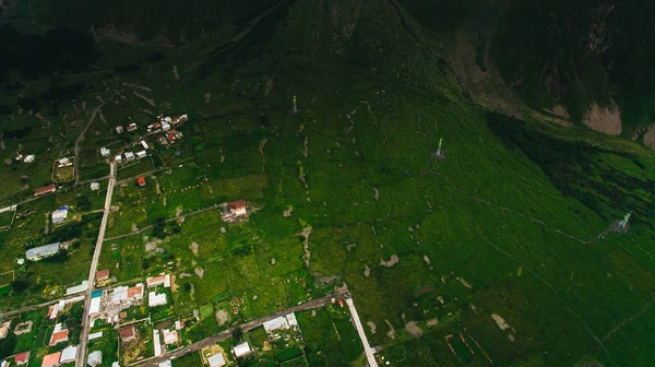 Miasta w zielonej góry — Darmowe zdjęcie stockowe