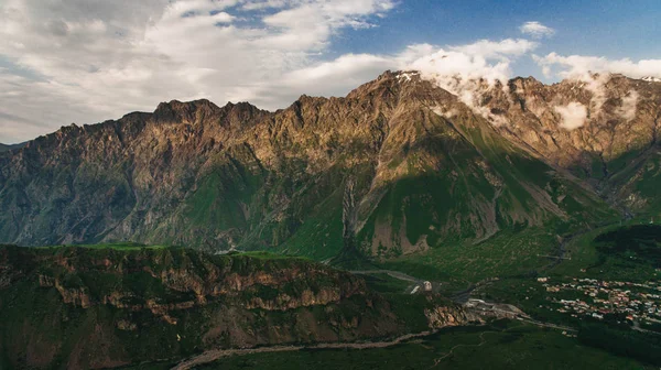 Καταπράσινα βουνά, με συννεφιασμένο ουρανό — Φωτογραφία Αρχείου