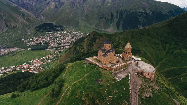 Замок в зеленых горах — стоковое фото