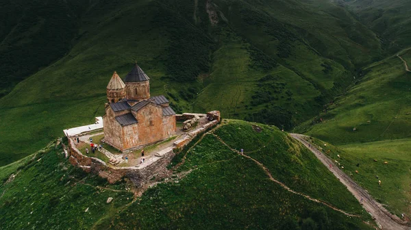 Castelo velho em montanhas verdes — Fotografia de Stock