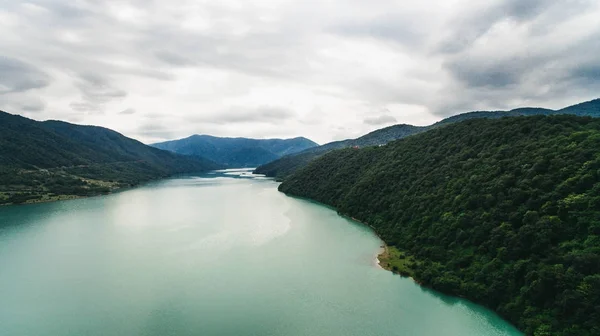 Georgische Berge und Fluss — Stockfoto