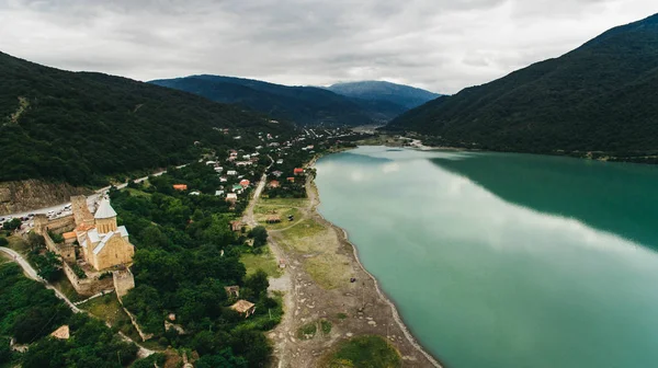 Città georgiana e chiesa in montagna — Foto stock gratuita