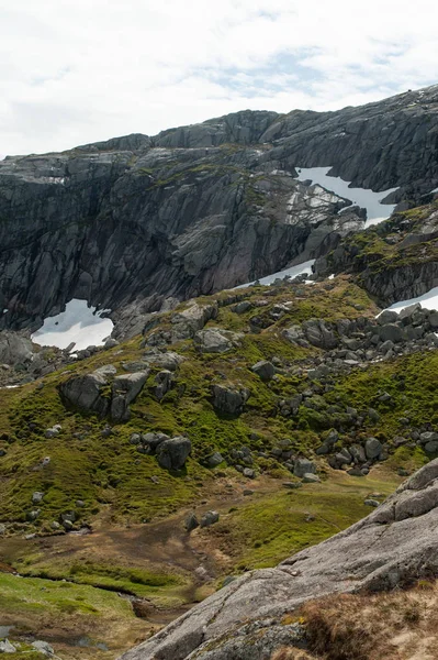 Montanhas rochosas na Noruega — Fotografia de Stock