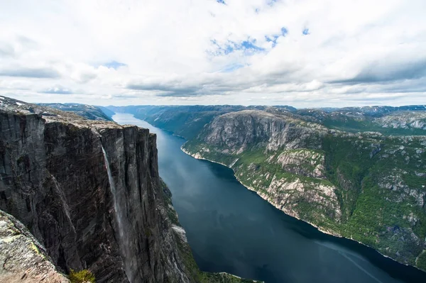 Река и горы Норвегии — стоковое фото
