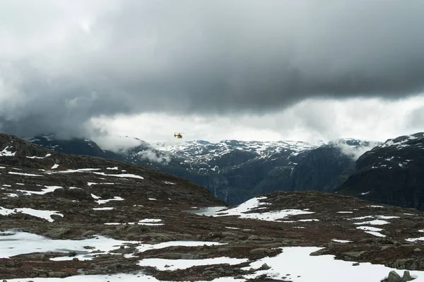 Elicottero sulle montagne norvegesi — Foto Stock