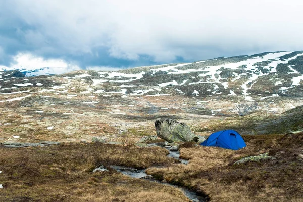 Tenda turistica in cima alla montagna — Foto Stock