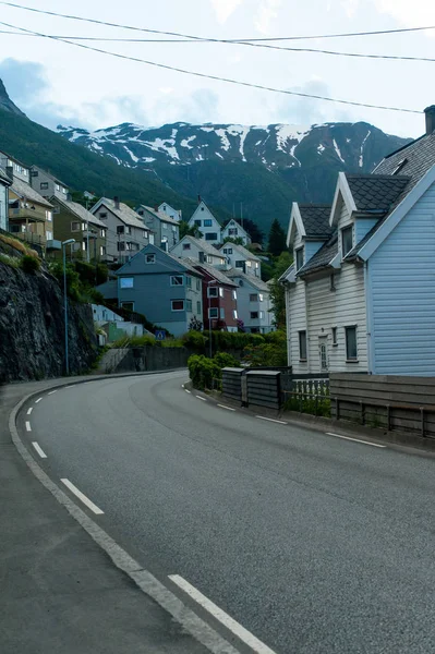 Buildings and mountains in Norway — Stock Photo, Image
