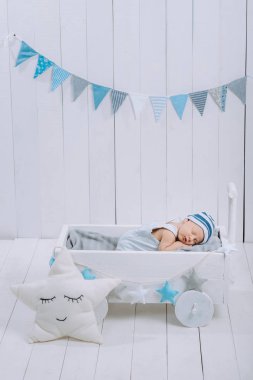 şapkalı yıldız yastık ile ahşap Bebek karyolası uyuyan sevimli yeni doğan bebek 