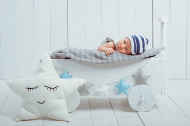 Masum küçük bebek bebek ahşap beşik yalan