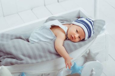 Masum küçük bebek bebek ahşap beşik yalan