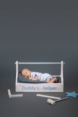 küçük bebek elbise daddys yardımcı yazı ve yakınındaki çekiç tarafından ahşap alet çantamda yalan