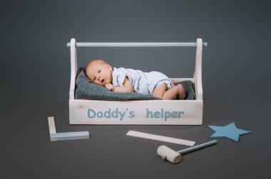 küçük bebek elbise daddys yardımcı yazı ve yakınındaki çekiç tarafından ahşap alet çantamda yalan