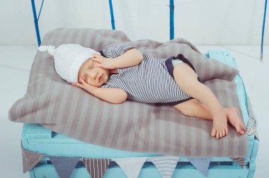sevimli küçük uyuyan bebek elbise ve şapka portresi