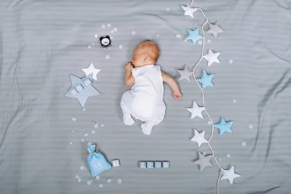 Vista Aérea Adorable Bebé Dormido Con Decoraciones Alrededor — Foto de Stock