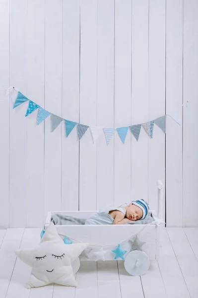 Cute Newborn Baby Hat Sleeping Wooden Baby Cot Star Pillow — Stock Photo, Image