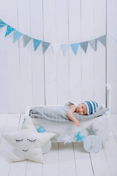 木製の幼児用ベッドで横になっている罪のない小さな乳児赤ちゃん — ストック写真