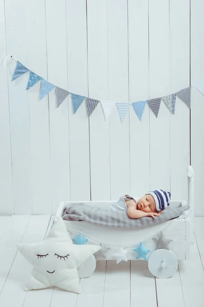 Bedårande Spädbarn Baby Hatt Vilar Trä Spjälsäng Dekorerad Med Stjärnor — Stockfoto
