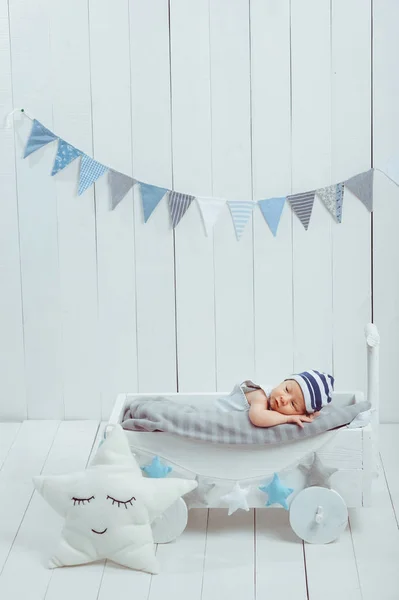 Adorable Infant Baby Hat Resting Wooden Baby Crib Decorated Stars — Stock Photo, Image