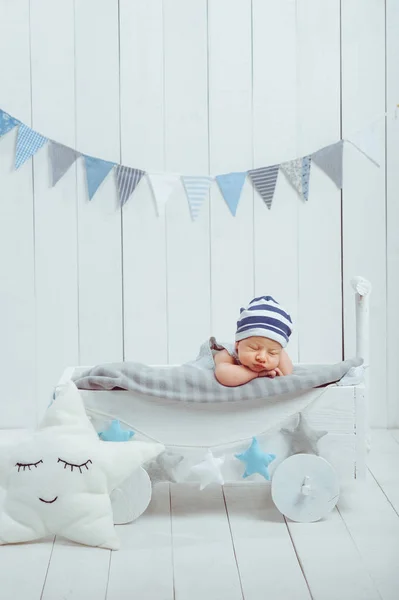 Porträtt Bedårande Spädbarn Baby Hatt Som Sover Barnsäng Trä Dekorerad — Stockfoto