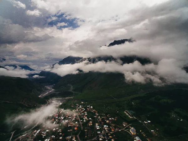 Stadt in den Bergen mit Wolken, Georgien — Stockfoto