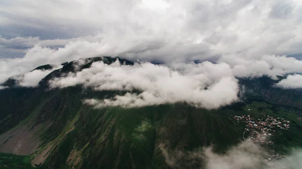 Montañas escénicas con nubes - foto de stock