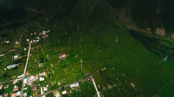 Ciudad en montañas verdes — Stock Photo
