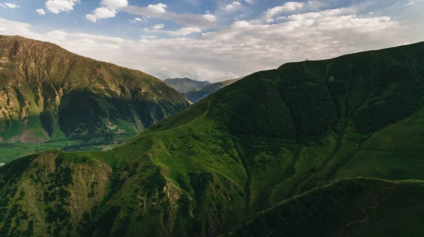 Verdes montañas georgianas - foto de stock