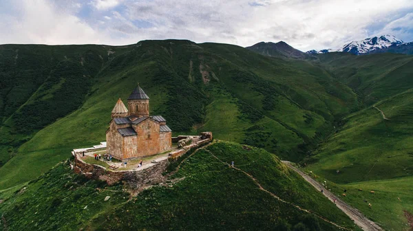 Замок в зелених горах — стокове фото