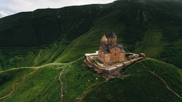 Vieux château dans les montagnes verdoyantes — Photo de stock