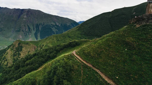 Montagnes géorgiennes vertes — Photo de stock