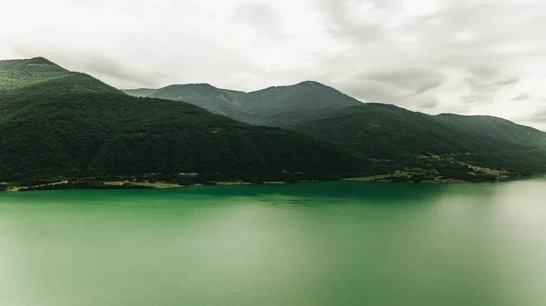 Montanhas georgianas e rio — Fotografia de Stock