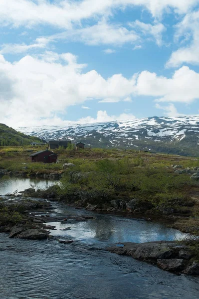 Río y montañas noruegas - foto de stock