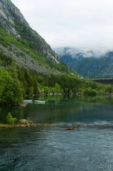 Rio e montanhas norueguesas — Fotografia de Stock
