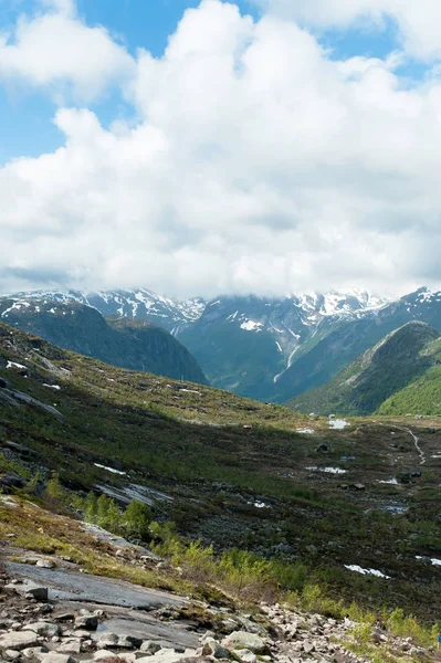 Montagnes et nuages norvégiens — Photo de stock