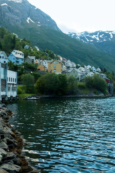 Bâtiments au bord de la rivière en Norvège — Photo de stock