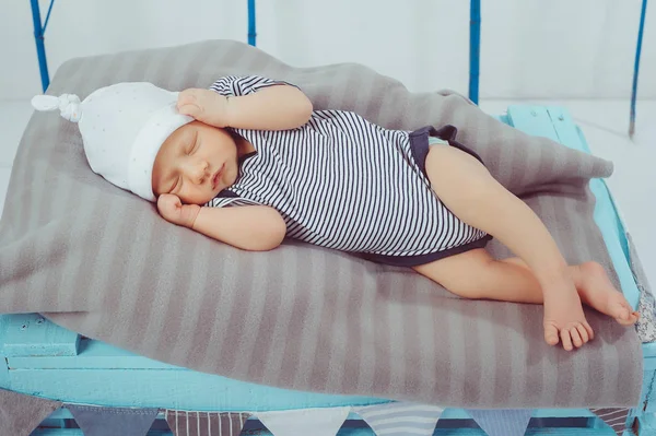 Retrato de lindo bebé durmiendo en traje de cuerpo y sombrero - foto de stock